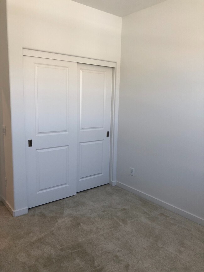 Building Photo - West Creek - 3 bedroom, 2.5 bath Townhome!