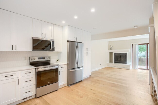 Building Photo - Beautifully Remodeled 3-Bed, 2-Bath Townhouse in Central Boulder