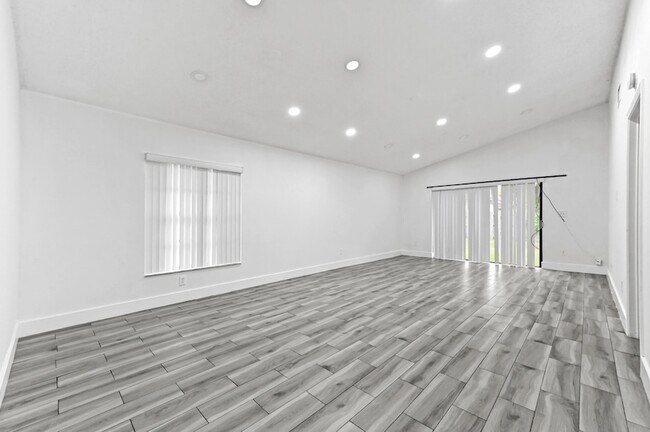 Building Photo - 1390 Summit Run Cir
