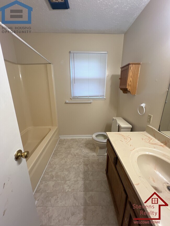 Building Photo - 1340 Hidden Valley Dr