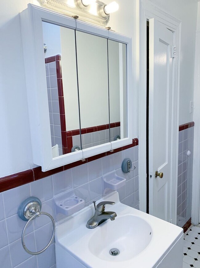 Building Photo - 3 Bedrooms 2 Full Bathrooms with fenced in...