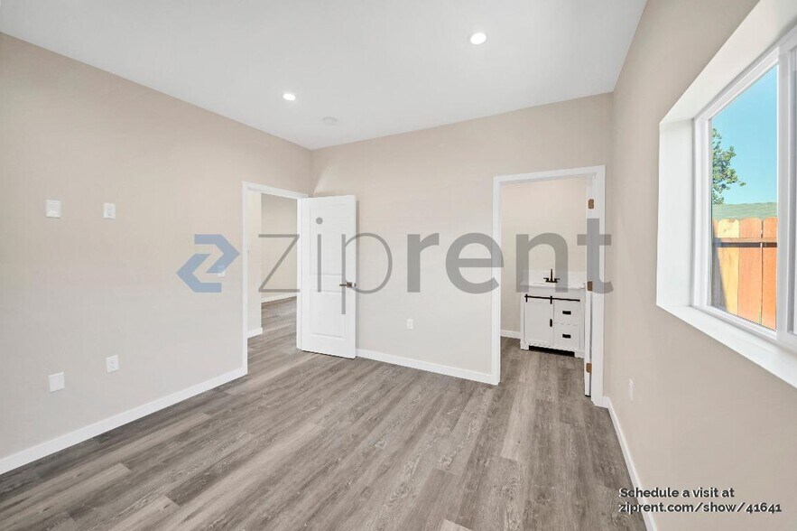 Building Photo - 22657 Strathern St