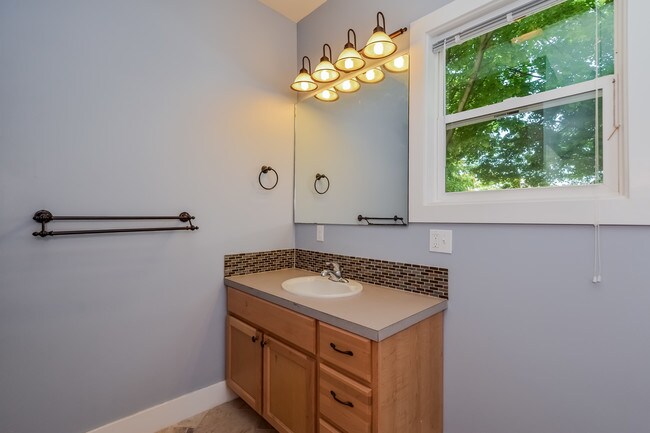 Building Photo - 422 Cadwell Ave NW