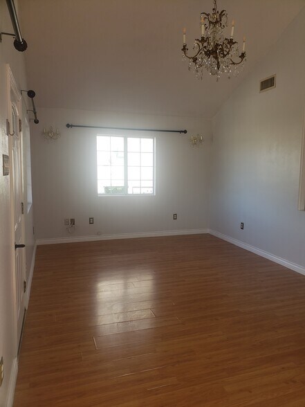 Building Photo - 10512 Plainview Ave
