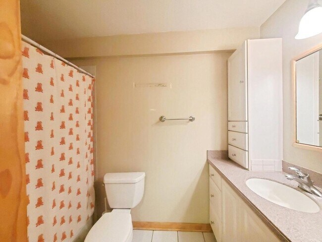 Building Photo - 1500 Robin Cir