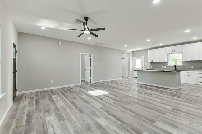 Building Photo - 106 County Rd 3704