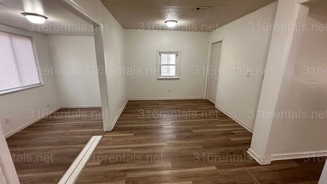 Building Photo - $1000 - 3 bed 1 bath - Single Family Home
