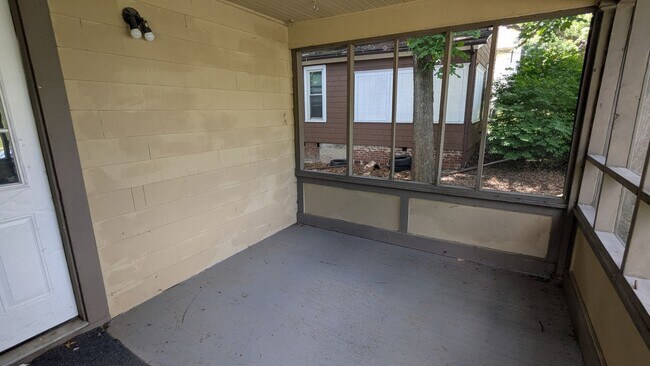 Building Photo - Spacious 4-bedroom, 2-bath home in Akron