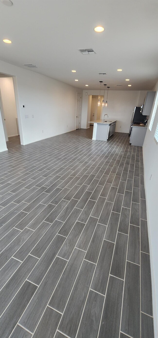 Building Photo - 7822 S Wolf Creek Dr