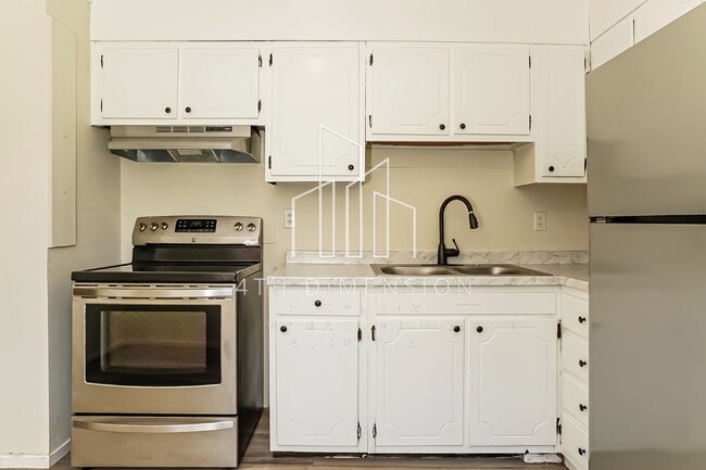 Building Photo - Charming 3 Bedroom Rental Home with Spacio...