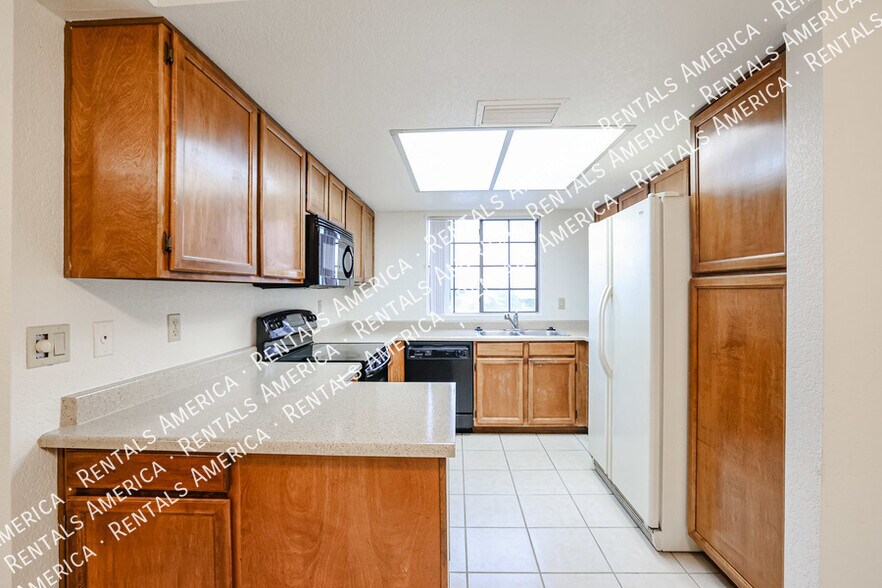Building Photo - 839 S Westwood