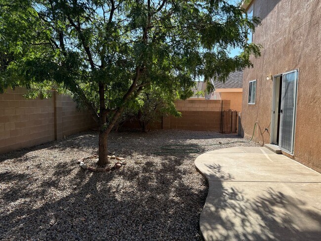Building Photo - 4 Br, 2.5 Bath, loft upstairs, landscaped ...
