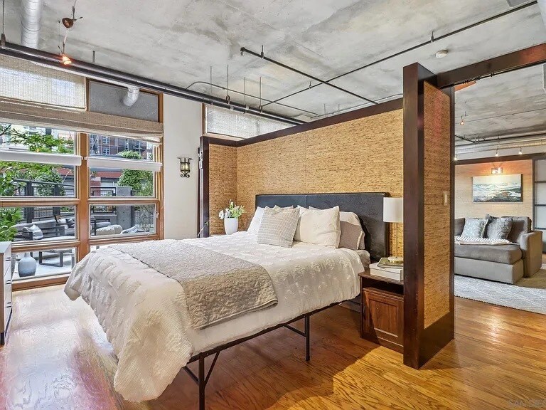 Primary bedroom, with king bed - 877 Island Ave