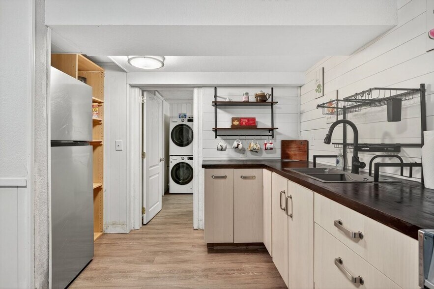 Building Photo - 1821 6th Ave