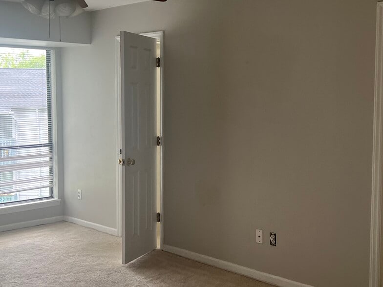 Building Photo - 10933 Harrowfield Rd
