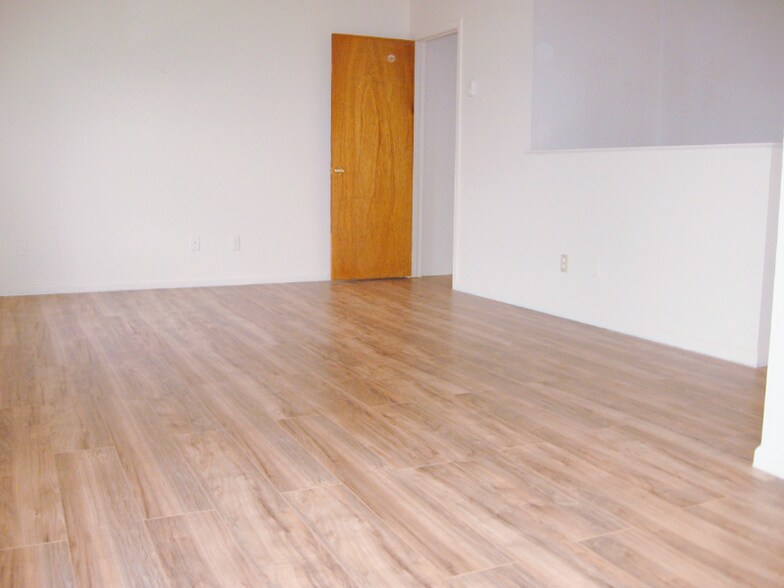 Building Photo - 644 Genesee St