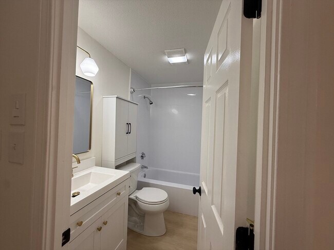 Building Photo - 2 Greenbriar Dr