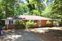 Building Photo - Three Bedroom Home Near UNC