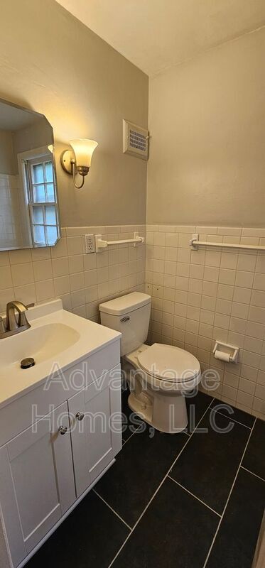 Building Photo - 612-614 E 63rd Terrace