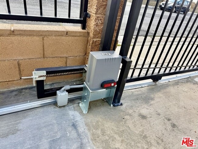 Building Photo - 2328 Pine St