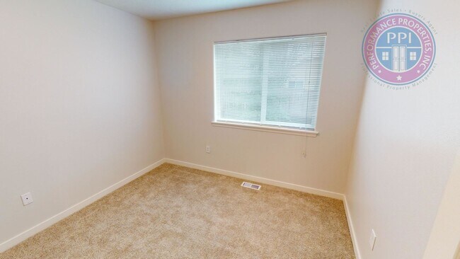 Building Photo - Two Level Cascadia Village Home- Great Flo...