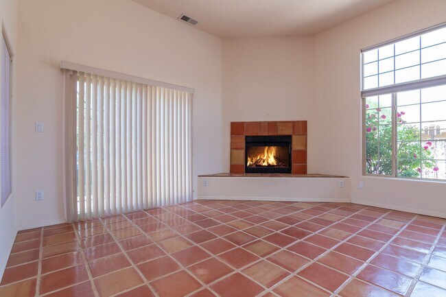 Building Photo - Single Level 3 Bedroom 2.5 Bath home in De...