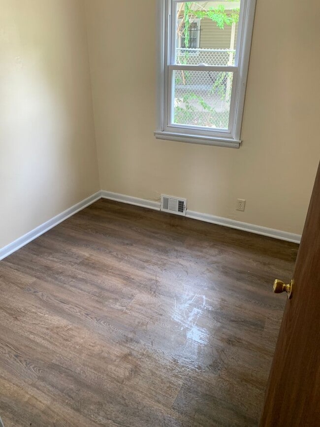 Building Photo - 3BR SINGLE FAMILY HOME WITH FULL BASEMENT, GARAGE, YARD AND PARKING. NICE!