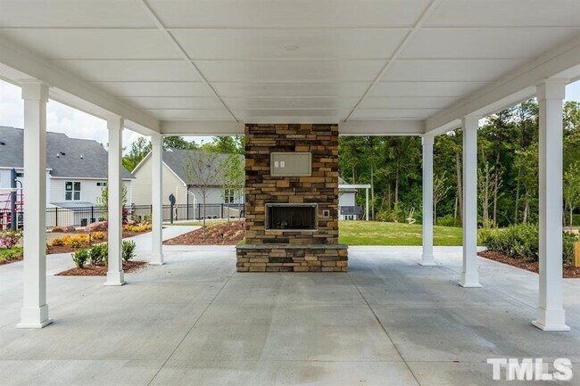 Building Photo - 3 Bedroom 2 Garage & Sunroom End Unit