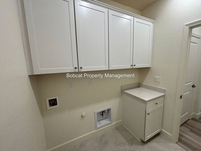 Building Photo - 925 Nelle Dr