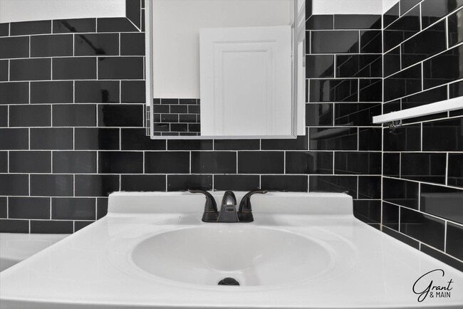 Building Photo - $1250 3 bedroom bungalow