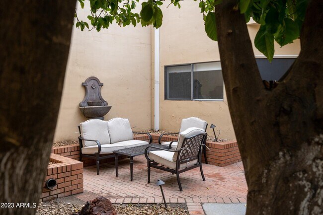 Building Photo - 8844 E San Rafael Dr