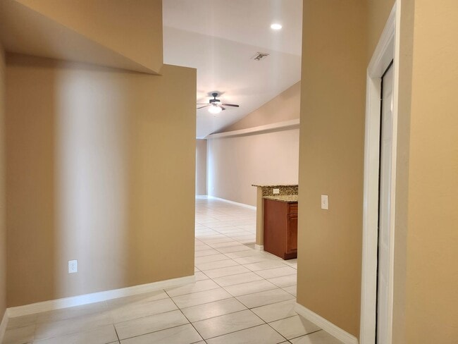 Building Photo - 606-608 Nicholas Pkwy W