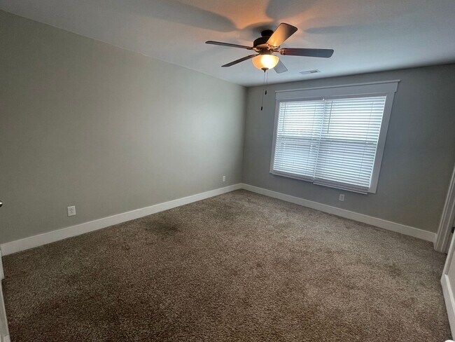 Building Photo - 5 Bedroom 3 1/2 Bath Home For Rent!