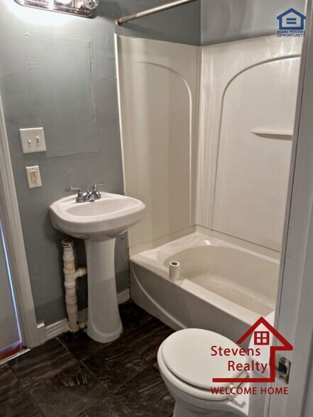 Building Photo - 912 W Scott Ave