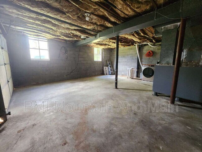 Building Photo - 9 Friendly Hollow