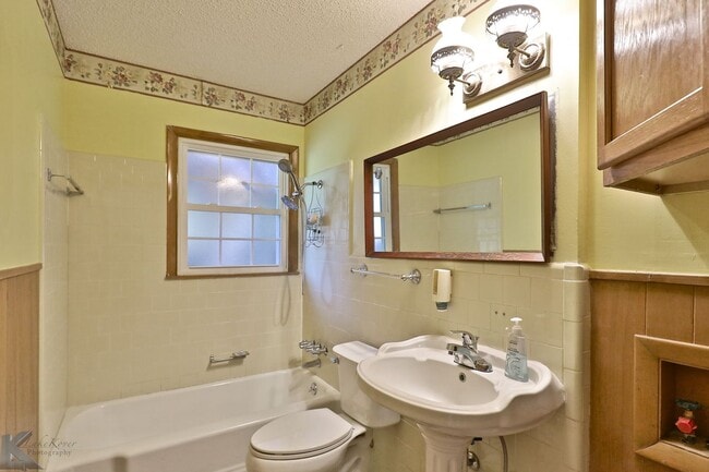 Building Photo - 3 bed/1.5 bath, 2 living home