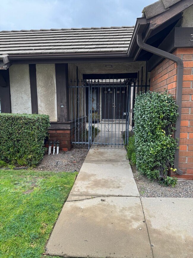 Building Photo - A Cozy Classic With Backyard Charm in Newbury Park