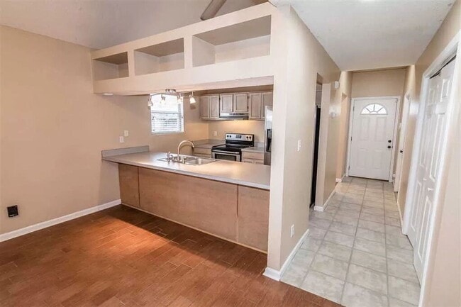 Building Photo - Charming 3/2 Home with Pet-Friendly Yard &...