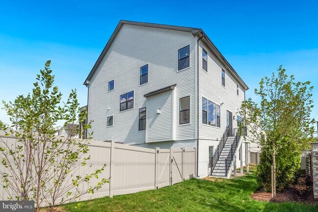 Building Photo - 841 N Manchester St