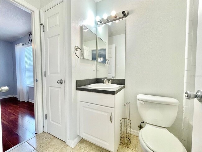 Building Photo - Beautiful 3BR/2.5BA Corner Townhome in Hai...
