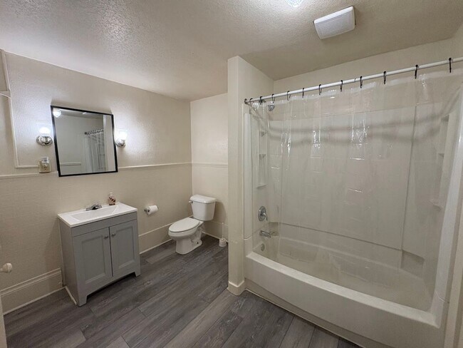 Building Photo - Three bedroom one bathroom home for rent