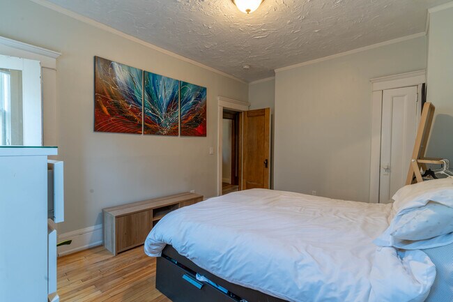 Building Photo - 1110 W 25th St