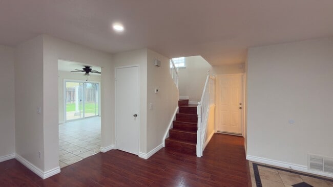 Building Photo - 4 Bedroom | 2.5 Bathroom | Single Family Home in Rosemont Available Now