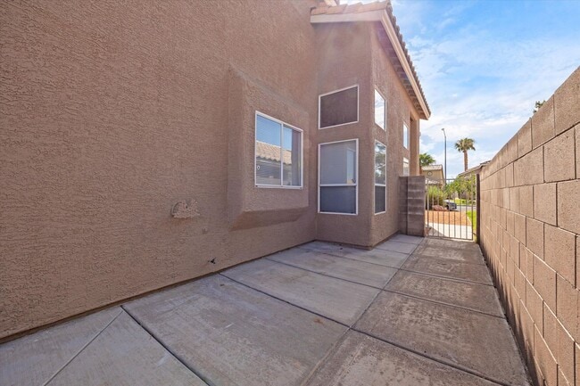 Building Photo - SE!!  Windmill and 215!! Newly remodeled!! All Tile Floors down stairs!! Low Maintenance Desert L...