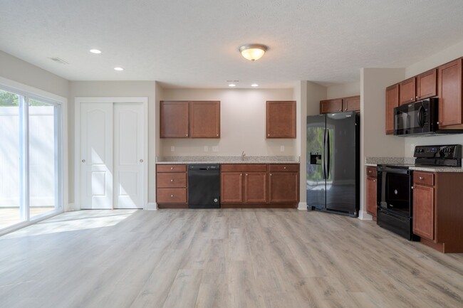 Building Photo - Oak Tree Townhome |3 Bed, 3.5 Bath| July 11th