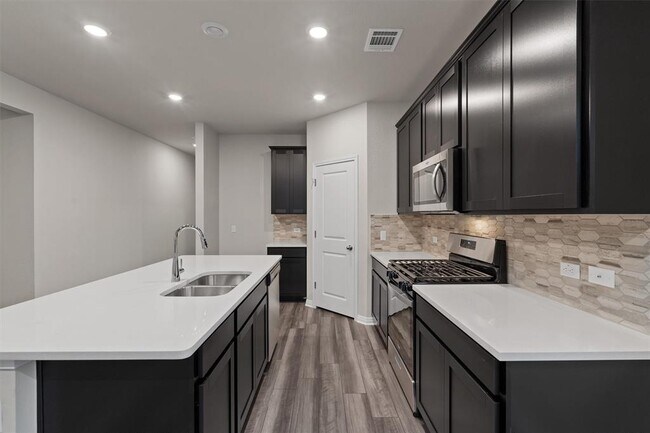 Building Photo - 528 Loriner Wy