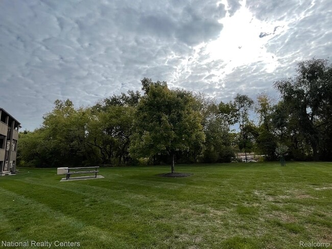 Building Photo - 8719 Meadowbrook Dr
