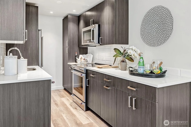 Building Photo - 2 Bed 1.5 Bath Condo Downtown Bellevue
