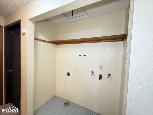 Building Photo - 1211 Ledwich Ave