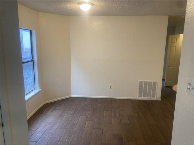 Building Photo - Cute 2/2 duplex with a garage